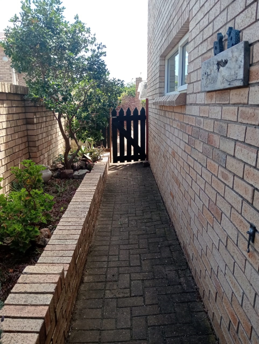 To Let 2 Bedroom Property for Rent in Wavecrest Eastern Cape